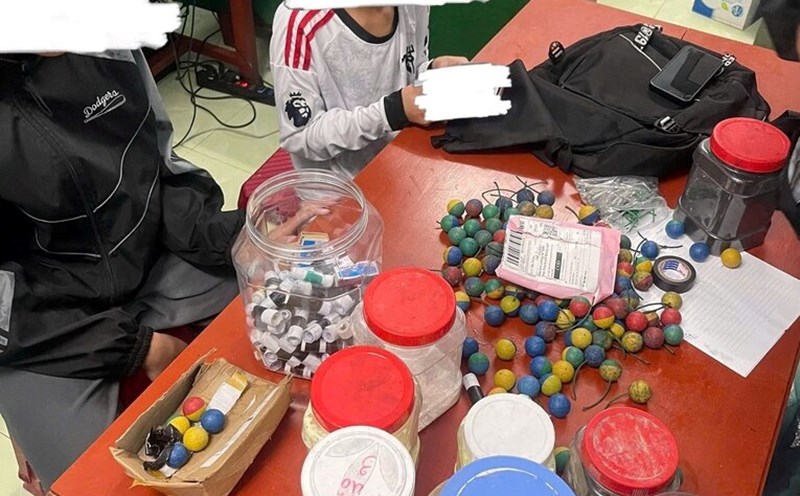 The firecrackers made by the two children were handed over by their parents to the An Phu Commune Police, Quang Ngai City. Photo: An Phu Commune Police.