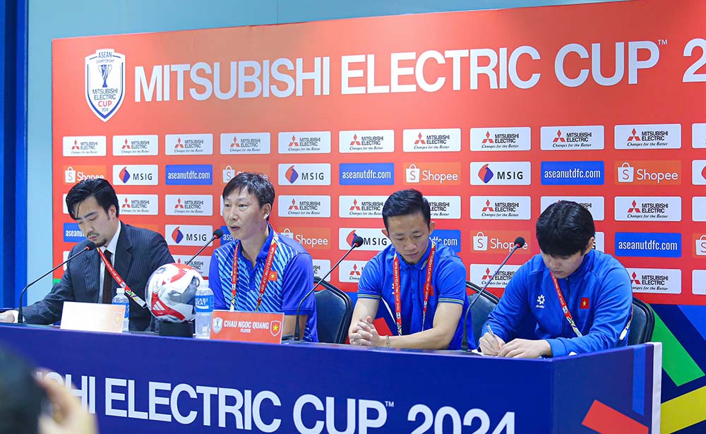 Chau Ngoc Quang cung huan luyen vien Kim Sang-sik tham du hop bao truoc tran chung ket luot ve ASEAN Cup 2024. Anh: Thanh Vu