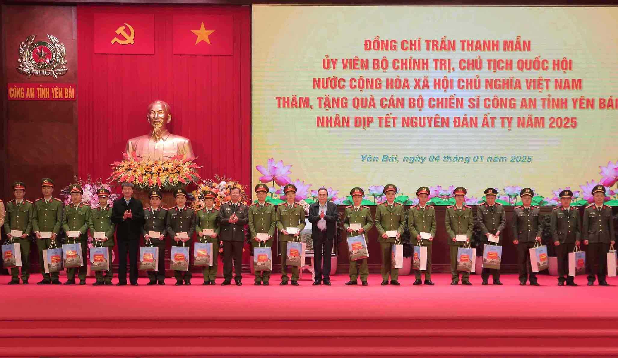 National Assembly Chairman Tran Thanh Man presents gifts to officers and soldiers of Yen Bai Provincial Police. Photo: Tran Bui