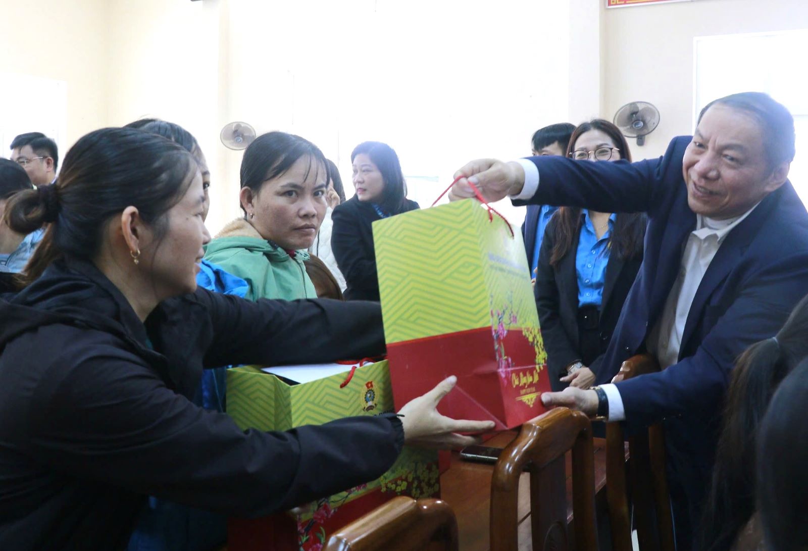 Minister Nguyen Van Hung presents Tet gifts to workers. Photo: Hung Tho.