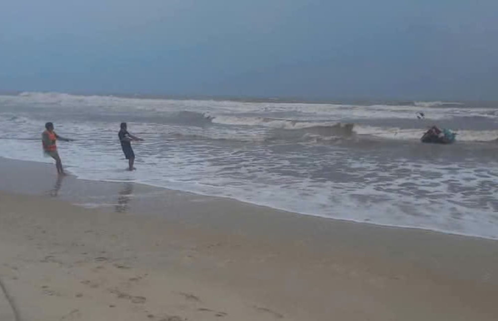 Rescue forces carried out the rescue by pulling the sunken ship to shore. Photo: Cua Tung Border Guard.