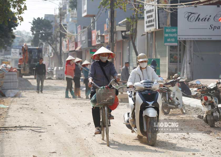 Truoc do vao thang 10.2023, Bao Lao Dong da co bai phan anh “Doanh nghiep dao duong roi de day, cuoc song nguoi dan bi dao lon”. Theo do, tu nhieu ngay qua, cuoc song nguoi dan song doc 2 ben duong Nguyen Chi bi dao lon khi doanh nghiep dao xoi tan hoang... roi de day.