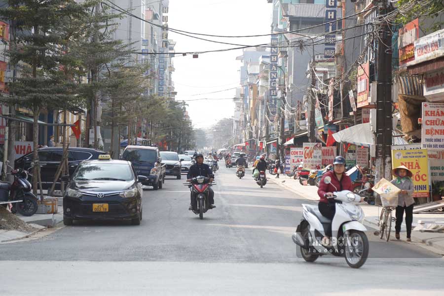 Sau hon mot nam, duong Nguyen Chi Thanh (duong 15m) tai TP Dien Bien Phu bi dao xoi tan hoang... roi de day khien cuoc song nguoi dan bi dao lon gio day con pho dong duc va sam uat nhat TP Dien Bien Phu da co nhieu thay doi.