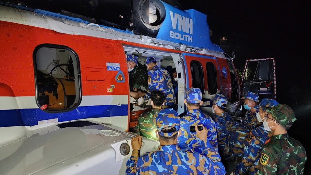 The patient was airlifted to the mainland for treatment. Photo: Dinh Chinh