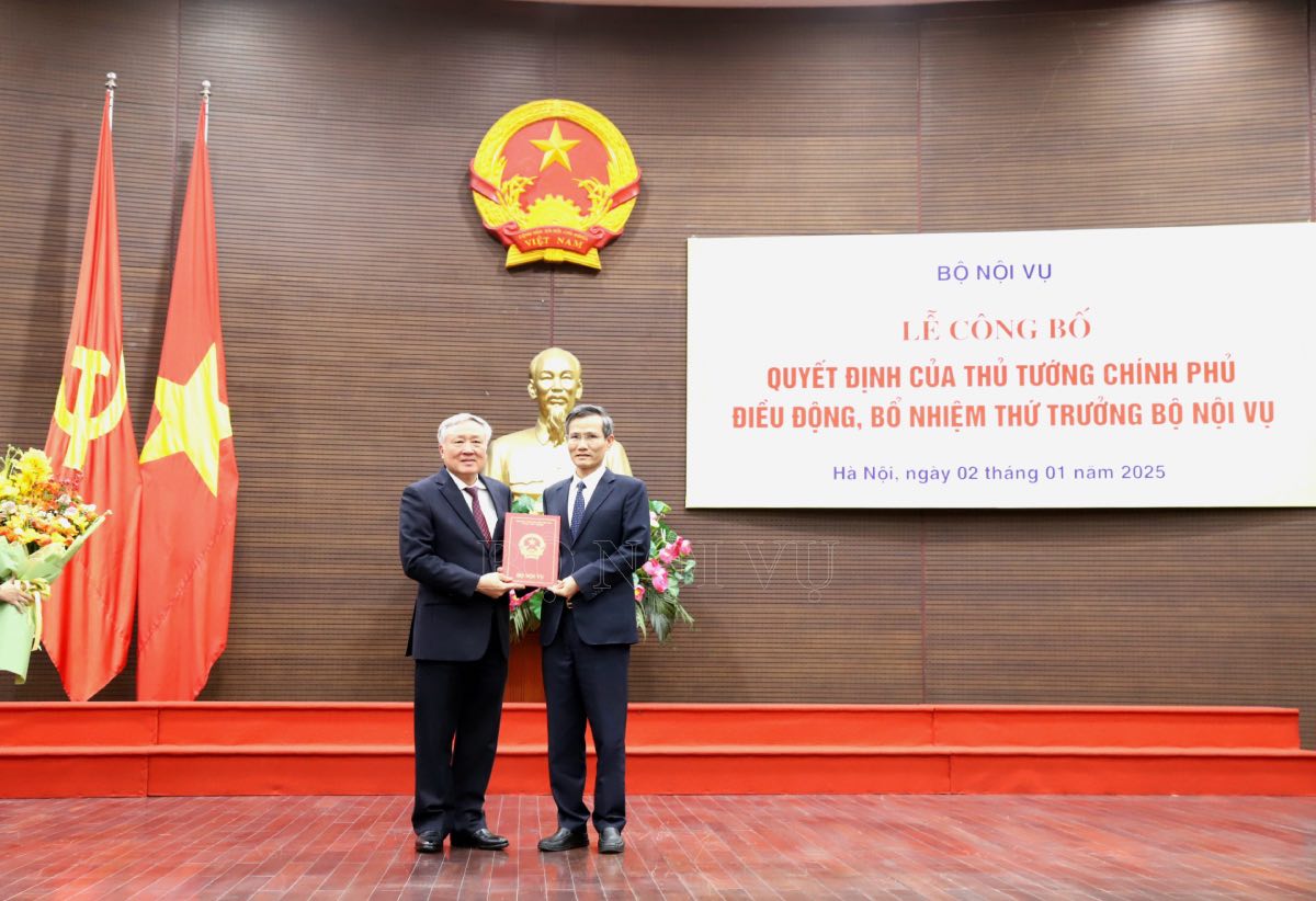 Politburo member and Permanent Deputy Prime Minister Nguyen Hoa Binh presented the decision to transfer and appoint Deputy Minister of Home Affairs Cao Huy. Photo: Ministry of Home Affairs