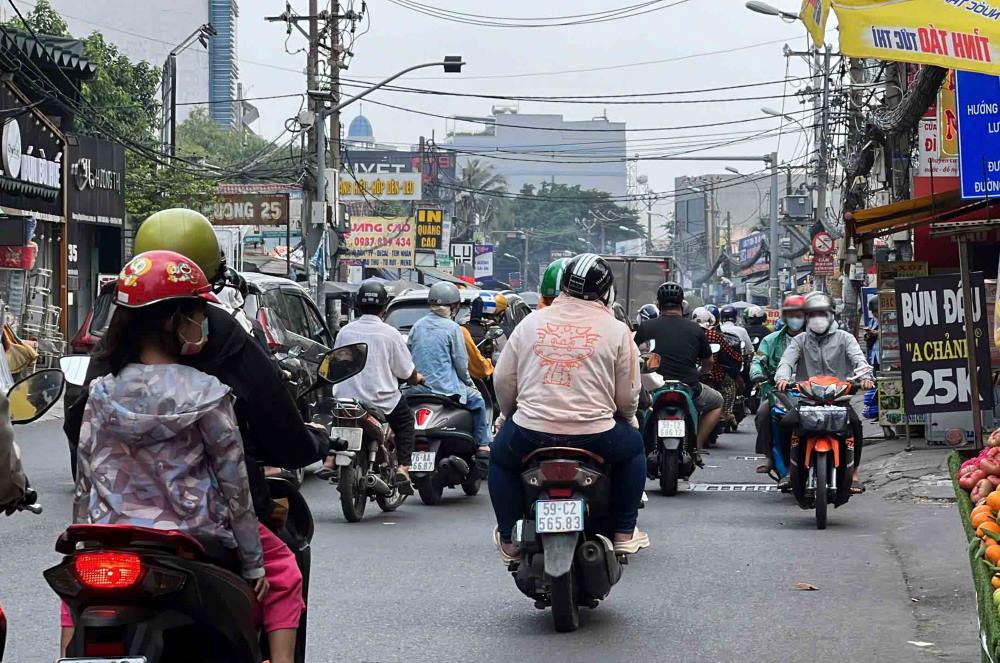 Nhieu nguoi dan dieu khien xe di nguoc chieu tren duong Ung Van Khiem (quan Binh Thanh). Anh: Nhu Quynh