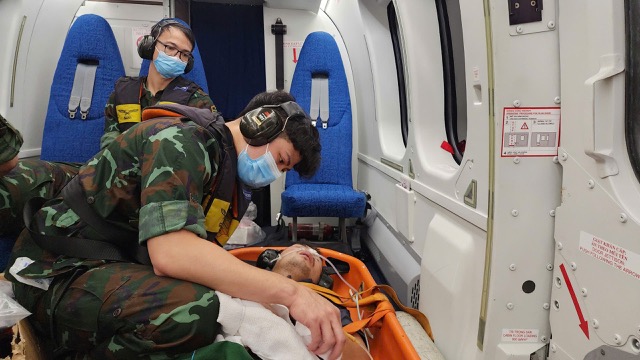The patient was given emergency sedatives and taken to the mainland. Photo: DINH CHINH