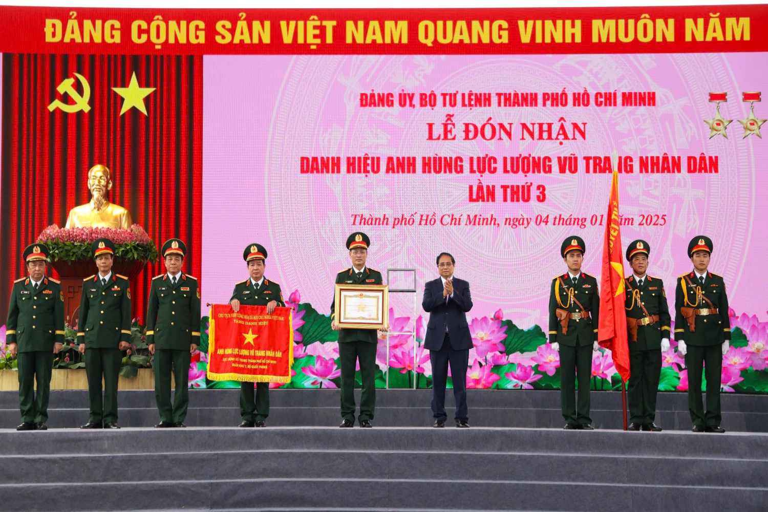 Prime Minister Pham Minh Chinh congratulated the Ho Chi Minh City Armed Forces on receiving the title of Hero of the People's Armed Forces. Photo: Anh Tu