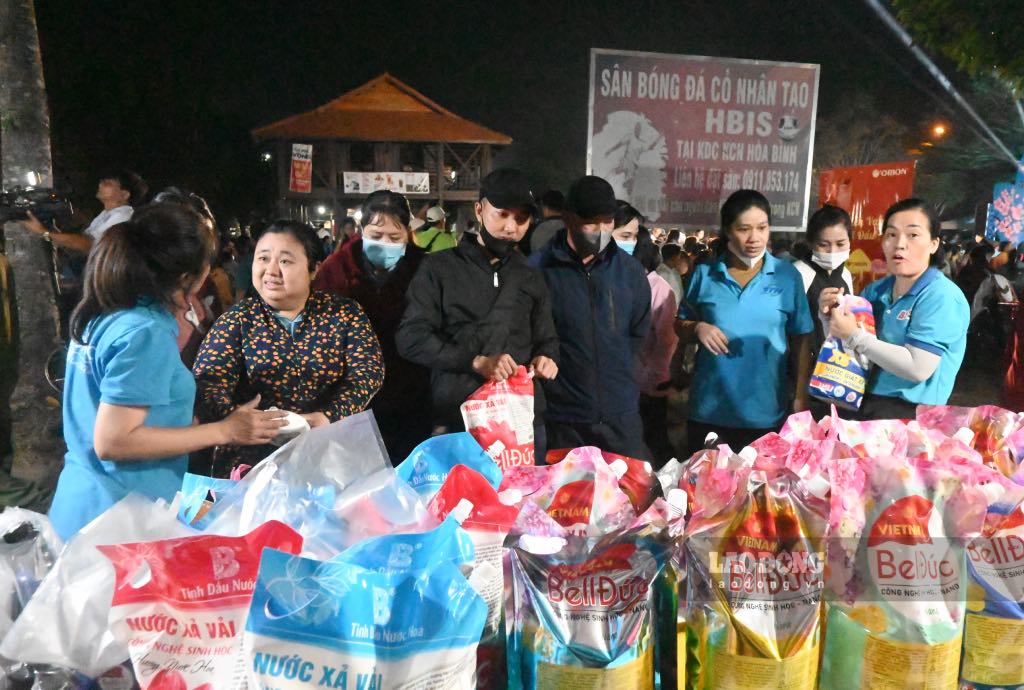 Workers participate in the "Trade Union Tet Market" program in 2025 organized by the Tien Giang Provincial Labor Federation at Hoa Binh Industrial Park. Photo: Thanh Nhan