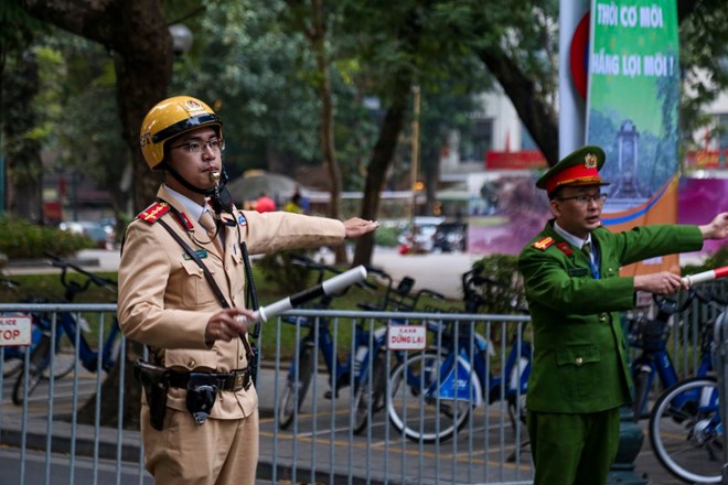 The Ministry of Public Security said that traffic police will let violators review the clip of the entire red light violation before writing a ticket. Photo: Chu Dung