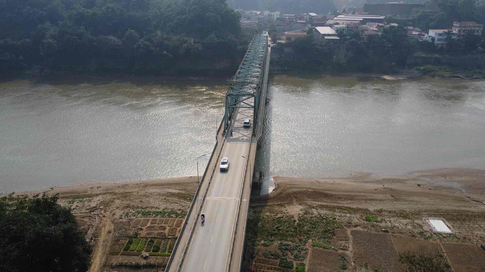 Yen Bai Bridge opens to traffic after more than 2 months of renovation. Photo: Tran Bui