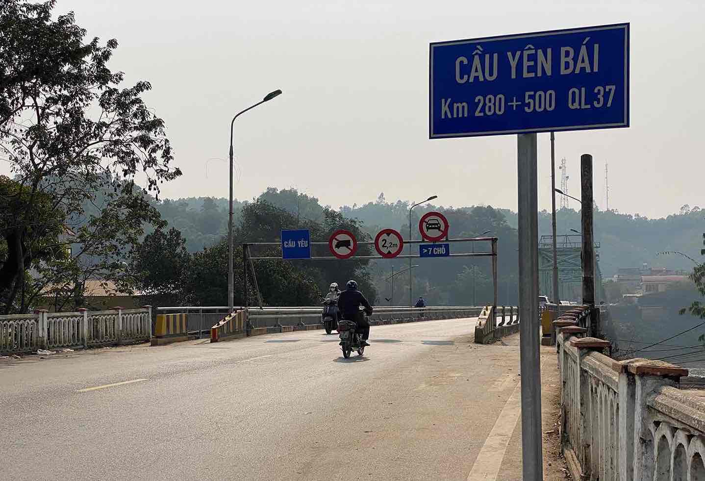 Phuong tien di chuyen tren cau Yen Bai. Anh: Tran Bui 