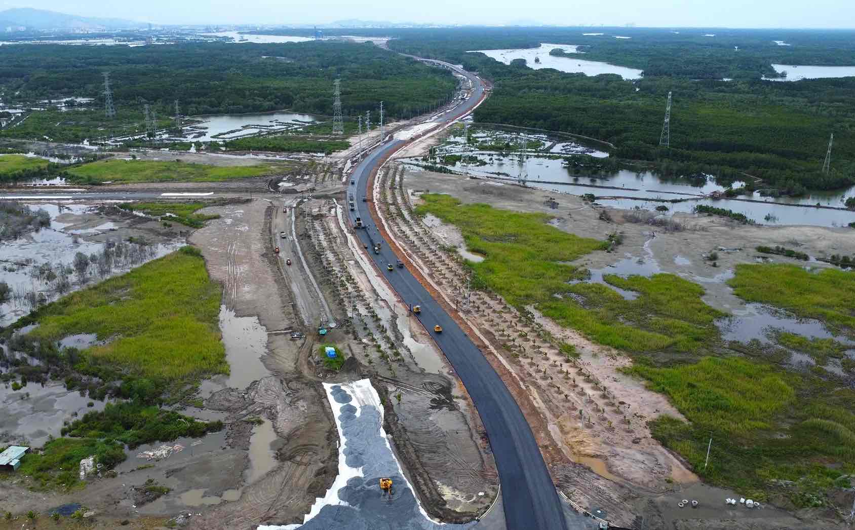 The route connecting to Phuoc An port in Nhon Trach district, from the intersection with Ben Luc - Long Thanh expressway to Phuoc An port, is nearly 6km long with a total investment of more than 1,000 billion VND. Photo: HAC