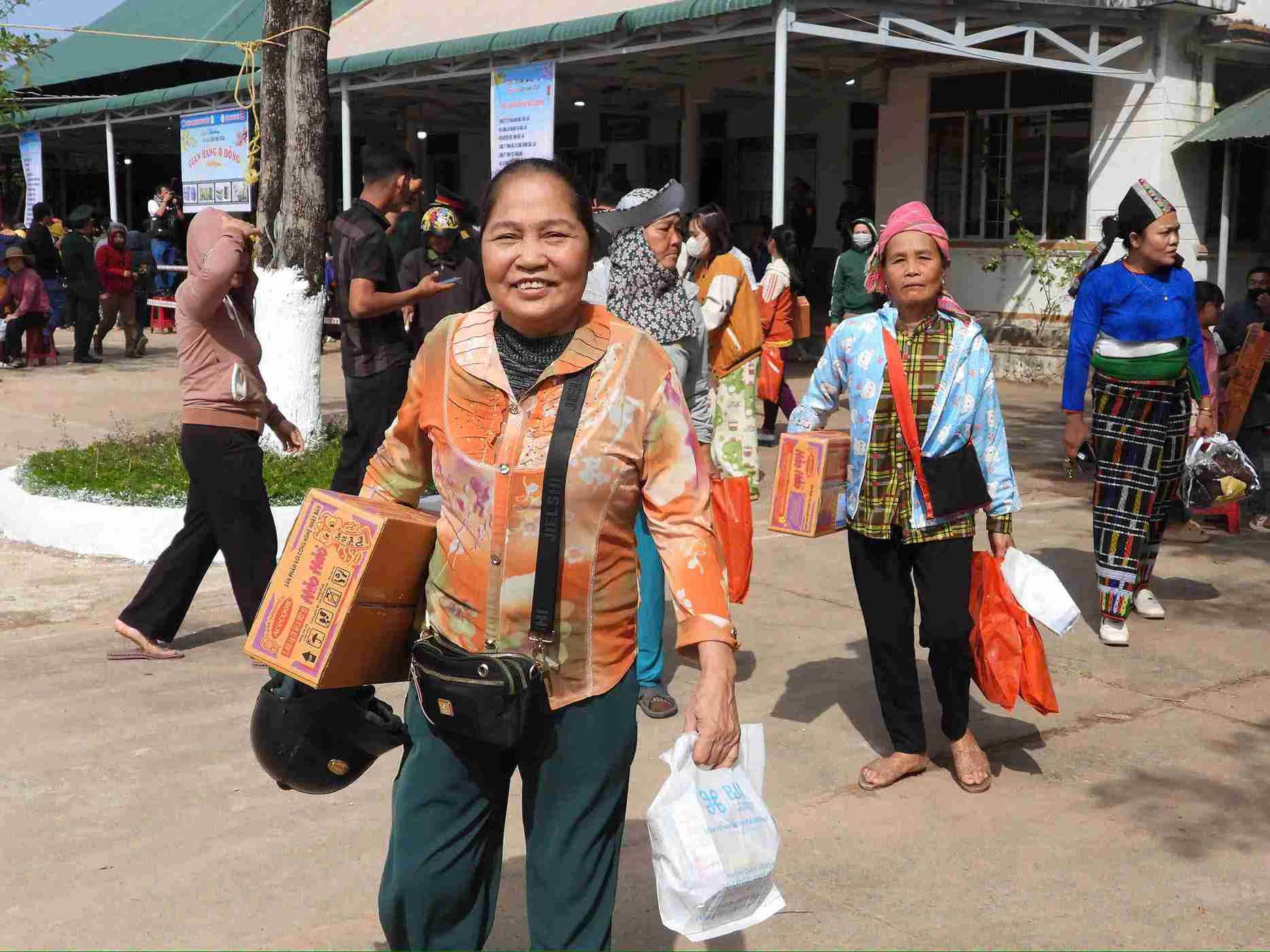 Voi ba con vung bien gioi tinh Dak Lak Tet Nguyen dan nam nay den som hon. Anh: Bao Trung