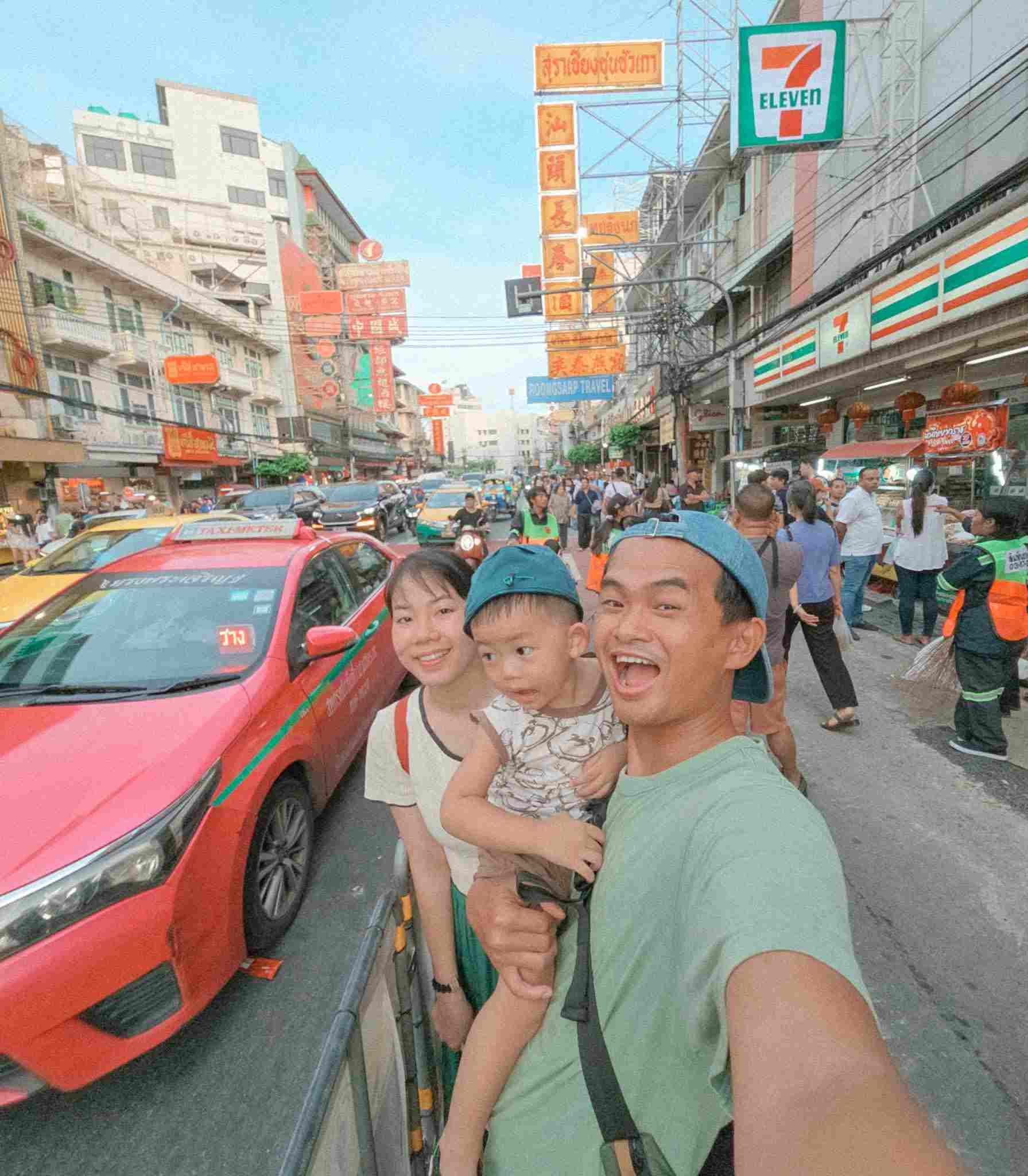 Du khách Việt tham quan phố người Hoa ở Bangkok. Ảnh: Phạm Quang Tuân