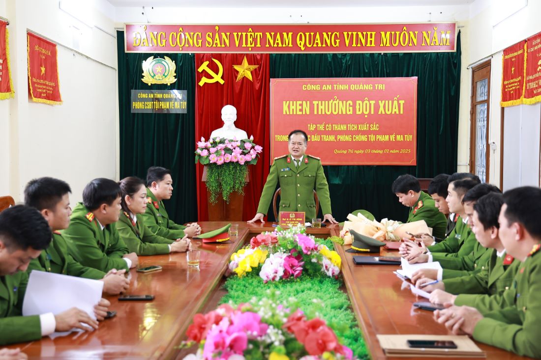 Lãnh đạo Công an tỉnh Quảng Trị tuyên dương các tập thể có thành tích xuất sắc trong đấu tranh phòng, chống tội phạm ma túy. Ảnh: Công an Quảng Trị.