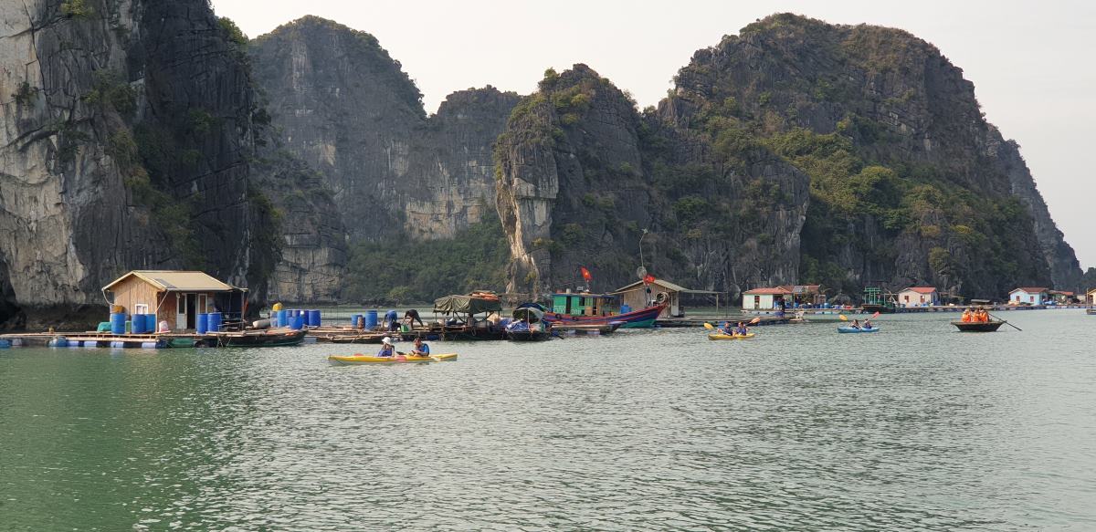 Cac san pham du lich o lang chai Vung Vieng, vinh Ha Long chua thuc su hap dan boi tu nhieu nam nay chi co cheo thuyen nan va kayak. Anh: Nguyen Hung