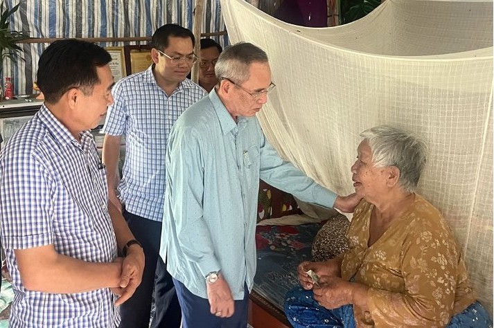 Secretary of Bac Lieu Provincial Party Committee Lu Van Hung visited and presented gifts to the household of Ms. Huynh Thi Hiep, Bao Sen Hamlet, Chau Thoi Commune, Vinh Loi District, who lives in a dilapidated house. Photo: Nhat Ho