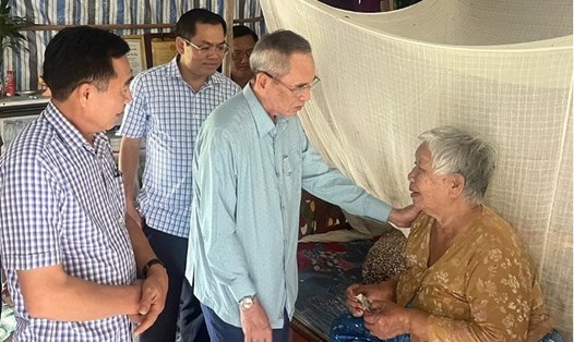 Bí thư Tỉnh ủy Bạc Liêu Lữ Văn Hùng thăm, tặng quà cho hộ bà Huỳnh Thị Hiệp, ấp Bào Sen, xã Châu Thới, huyện Vĩnh Lợi sống trong căn nhà ọp ẹp. Ảnh: Nhật Hồ