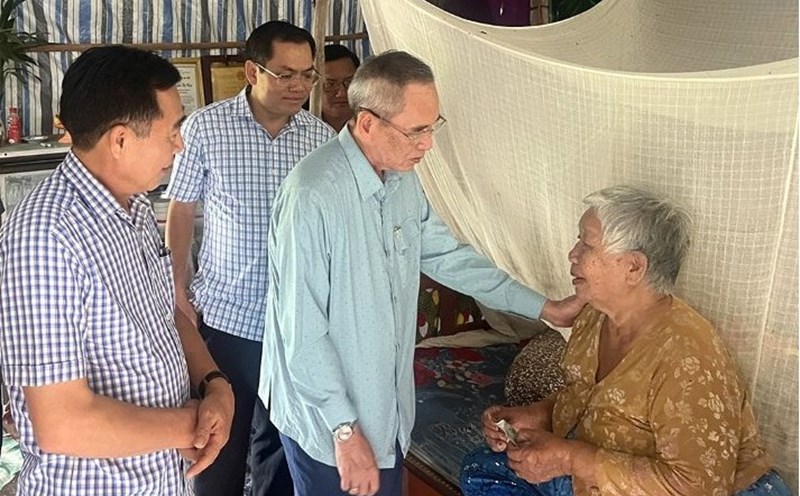 Secretary of Bac Lieu Provincial Party Committee Lu Van Hung visited and presented gifts to the household of Ms. Huynh Thi Hiep, Bao Sen Hamlet, Chau Thoi Commune, Vinh Loi District, who lives in a dilapidated house. Photo: Nhat Ho