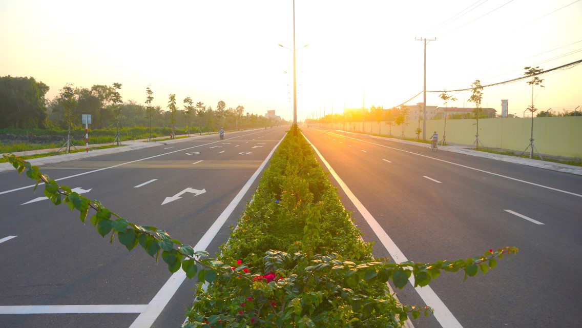 Duong vanh dai san bay Can Tho duoc trong nhieu cay xanh. Anh: Ta Quang