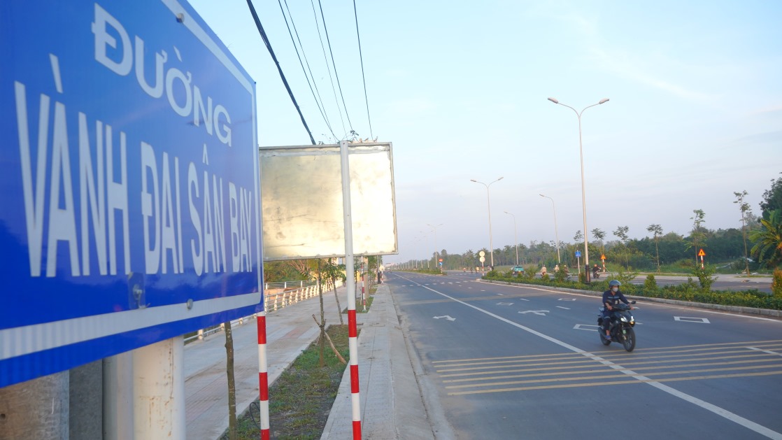 Can Tho airport belt road is about 1.7km long. Photo: Ta Quang