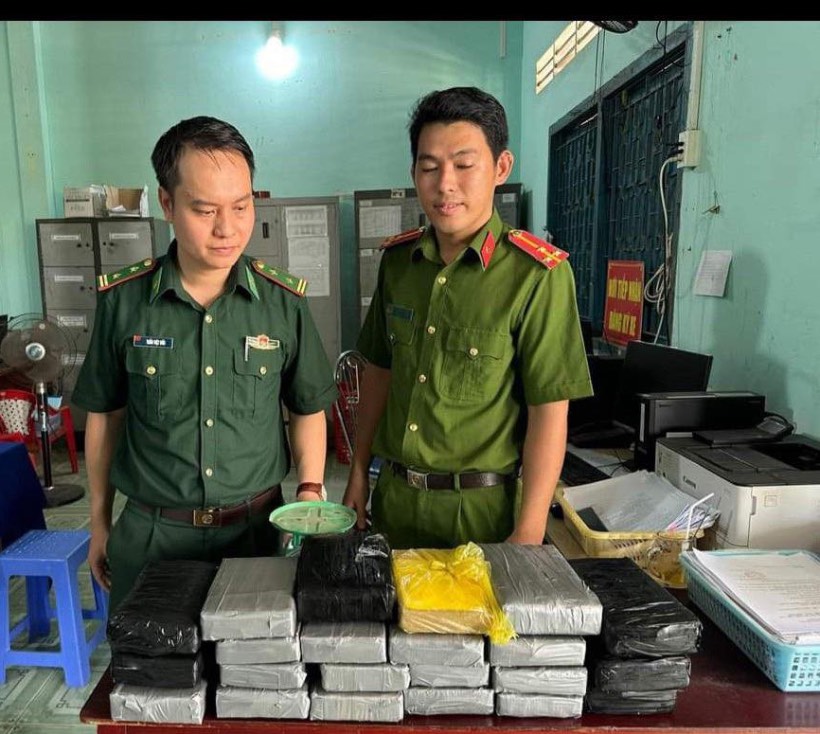 Authorities of Ben Tre province seized 23 packages suspected to be drugs and an object suspected to be a GPS device that drifted ashore in Binh Dai district (Ben Tre province) in April 2024. Photo: Provided by the police