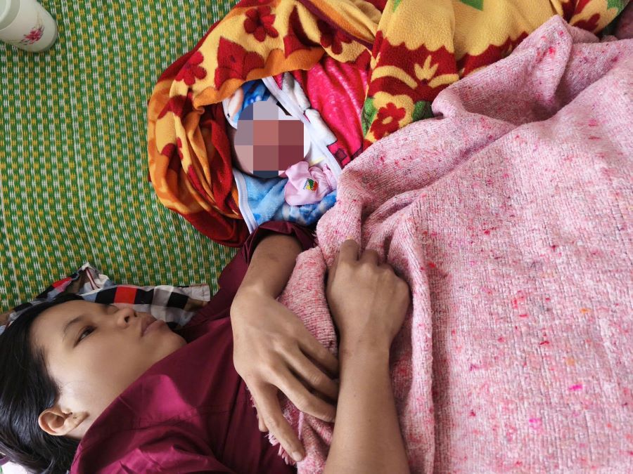 Sản phụ và bé gái khỏe mạnh sau khi được chồng và lái xe biên phòng hỗ trợ sinh đường đi cấp cứu. Ảnh: Đình Tiến.