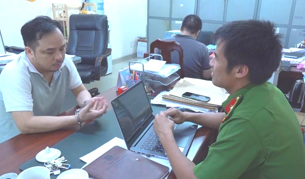 Đối tượng Trần Minh Quang tại cơ quan công an liên quan vụ lừa đảo đầu tư tiền ảo. Ảnh: Công an tỉnh Đồng Nai