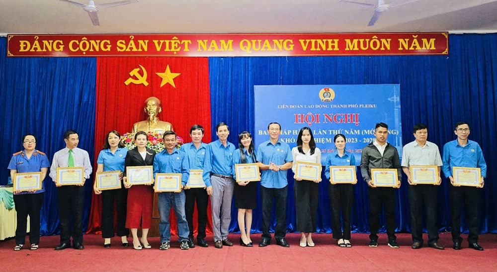 Many individuals and groups of the grassroots Trade Union in Pleiku achieved many outstanding emulation results. Photo: Thanh Tuan