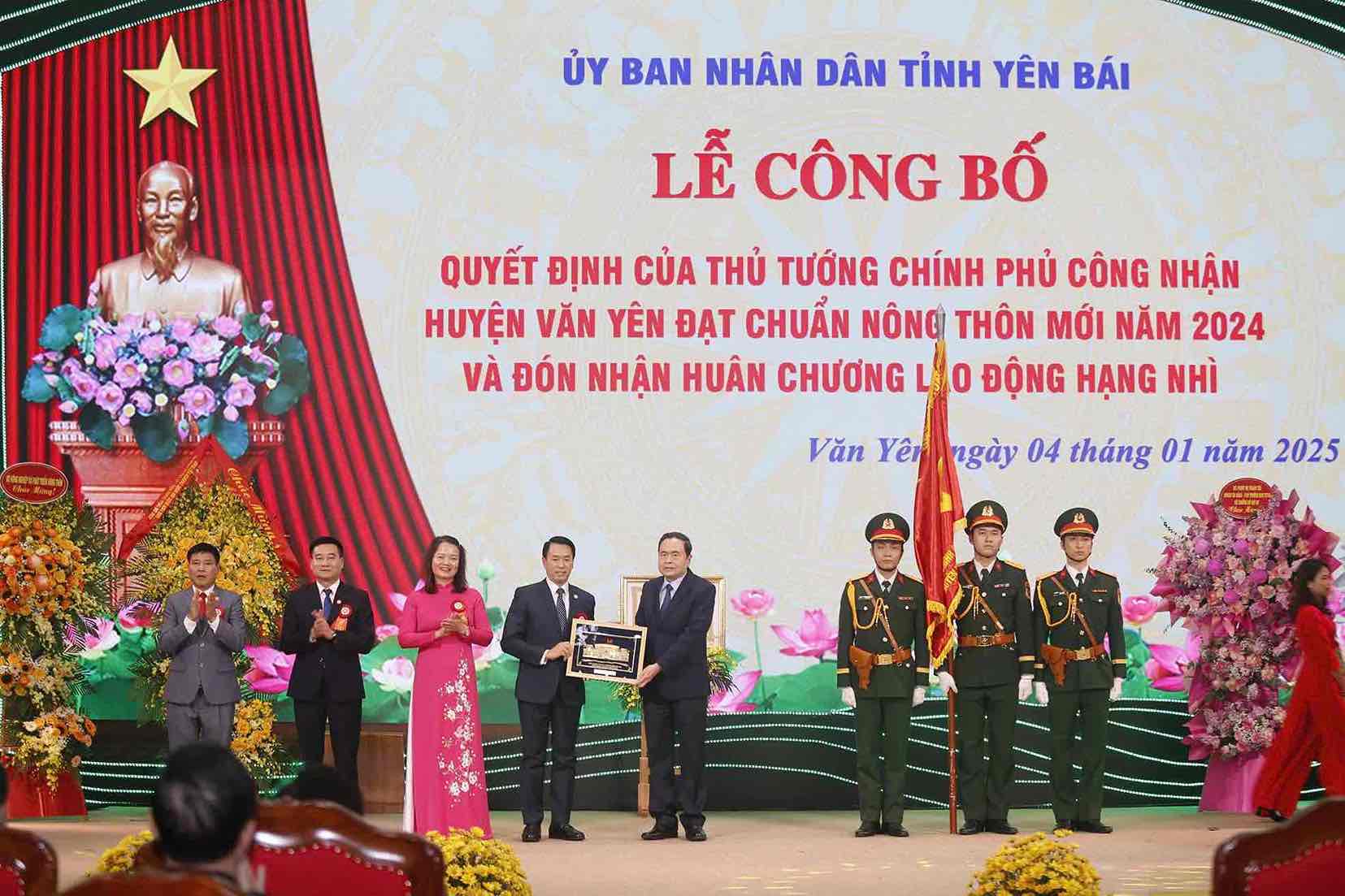 National Assembly Chairman Tran Thanh Man awarded the Second Class Labor Medal to Van Yen district. Photo: Tran Bui