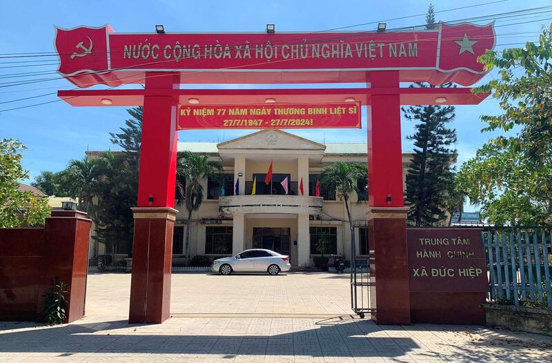 Chairman of the People's Committee of Duc Hiep commune, Mo Duc district, Quang Ngai province wrote a letter requesting early retirement. Photo: Vien Nguyen