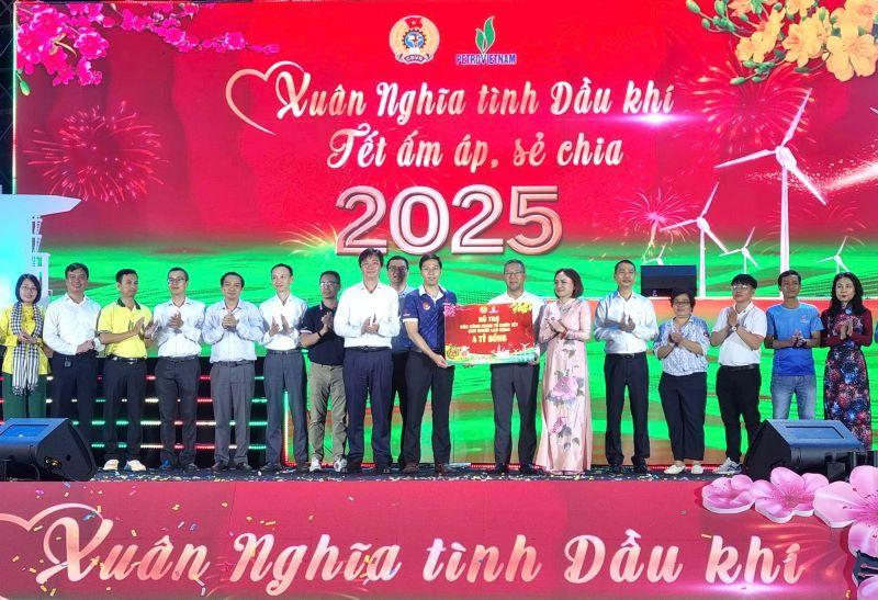 Leaders of the Vietnam Oil and Gas Trade Union presented money to support units organizing Tet care for union members and workers. Photo: Nam Duong