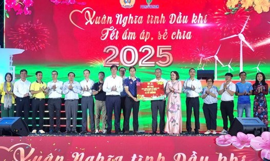 Lãnh đạo Công đoàn Dầu khí Việt Nam trao tiền hỗ trợ các đơn vị tổ chức chăm lo Tết cho đoàn viên, người lao động. Ảnh: Nam Dương
