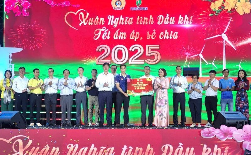 Leaders of the Vietnam Oil and Gas Trade Union presented money to support units organizing Tet care for union members and workers. Photo: Nam Duong