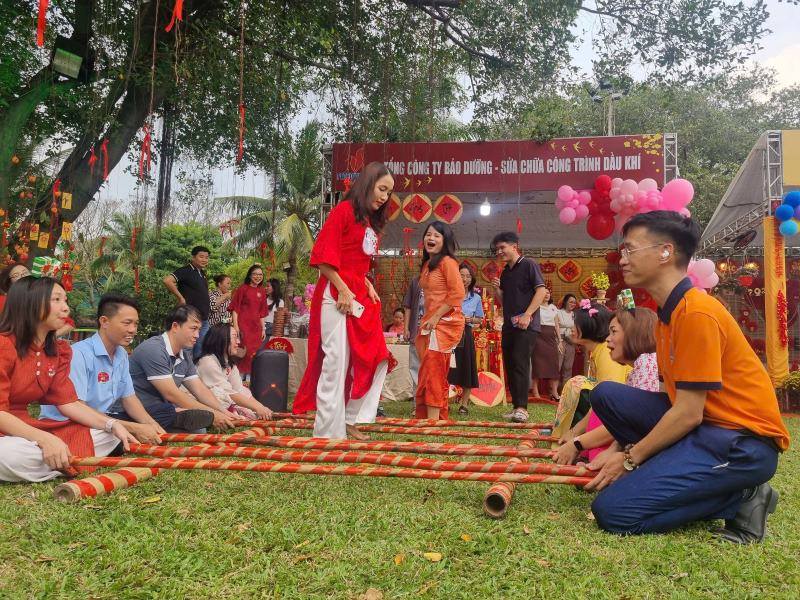 Người lao động ngành dầu khí tham gia các trò chơi dân gian trong chương trình chăm lo Tết do Công đoàn Dầu khí Vệt Nam tổ chức. Ảnh: Nam Dương