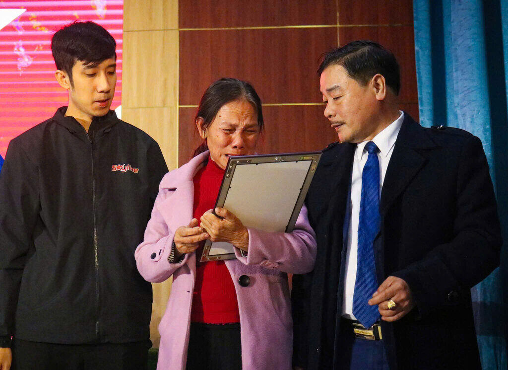 Mr. Phung Quang Trung (far left of the photo - Hai Duong City, Hai Duong Province) and members of the Skyline group have restored thousands of photos of martyrs for free. Photo: Character provided