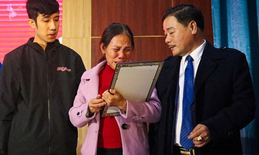 Anh Phùng Quang Trung (ngoài cùng bên trái ảnh -TP Hải Dương, tỉnh Hải Dương) và các thành viên trong nhóm Skyline đã phục dựng miễn phí hàng nghìn bức ảnh liệt sĩ. Ảnh: Nhân vật cung cấp