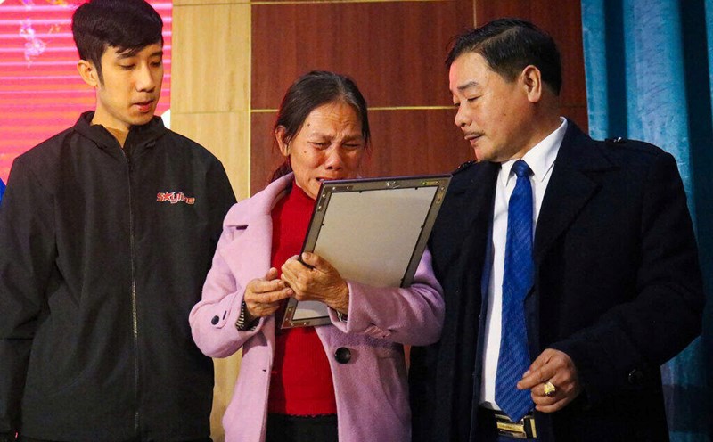 Mr. Phung Quang Trung (far left of the photo - Hai Duong City, Hai Duong Province) and members of the Skyline group have restored thousands of photos of martyrs for free. Photo: Character provided