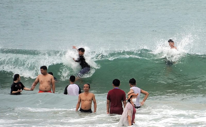 Some tourists enjoy the big waves on the sea in Ba Ria - Vung Tau. Photo: Thanh An