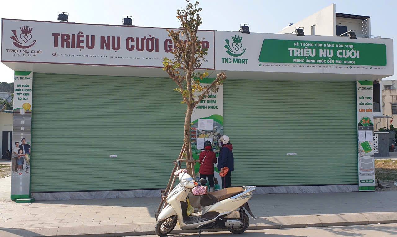 Some customers came to the Trieu Nuoc Cuoi store in Ha Long on the morning of January 4, but the store was temporarily closed. Photo: Nguyen Hung