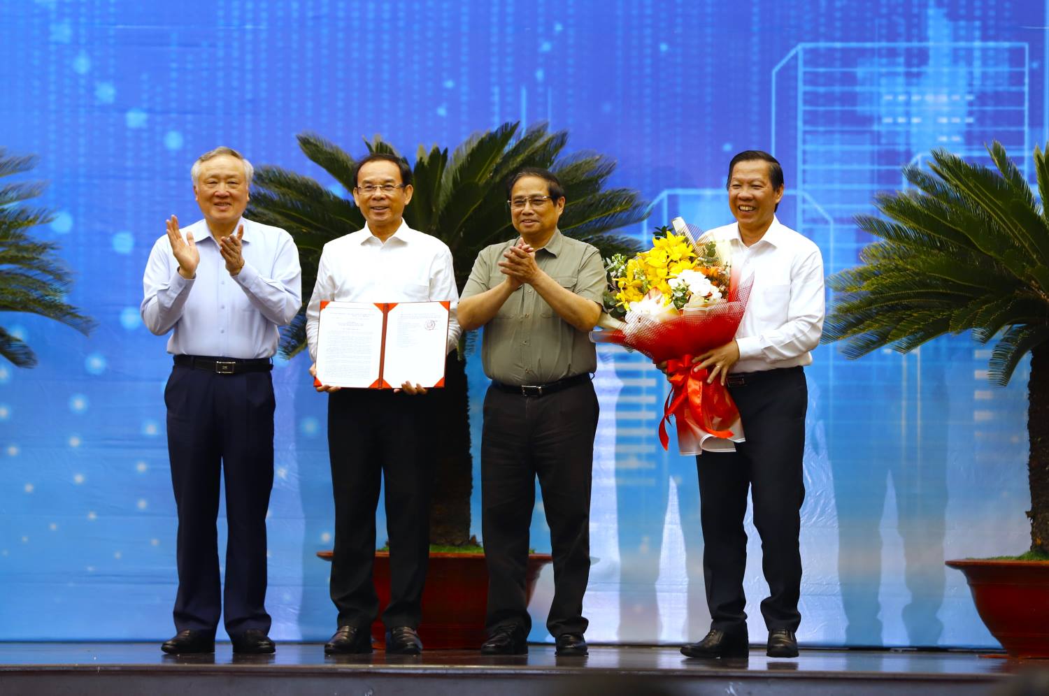 Prime Minister Pham Minh Chinh and Permanent Deputy Prime Minister Nguyen Hoa Binh presented the decision announcing the planning to the leaders of Ho Chi Minh City. Photo: Ha Khanh
