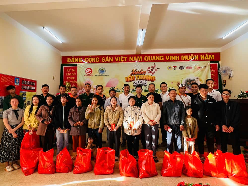 Nguoi dan co hoan canh kho khan am long nhan cac phan qua Tet. Anh: Hong Tham