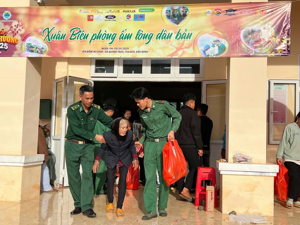 Border guards give gifts to poor people in the border area to celebrate the New Year. Photo: Hong Tham