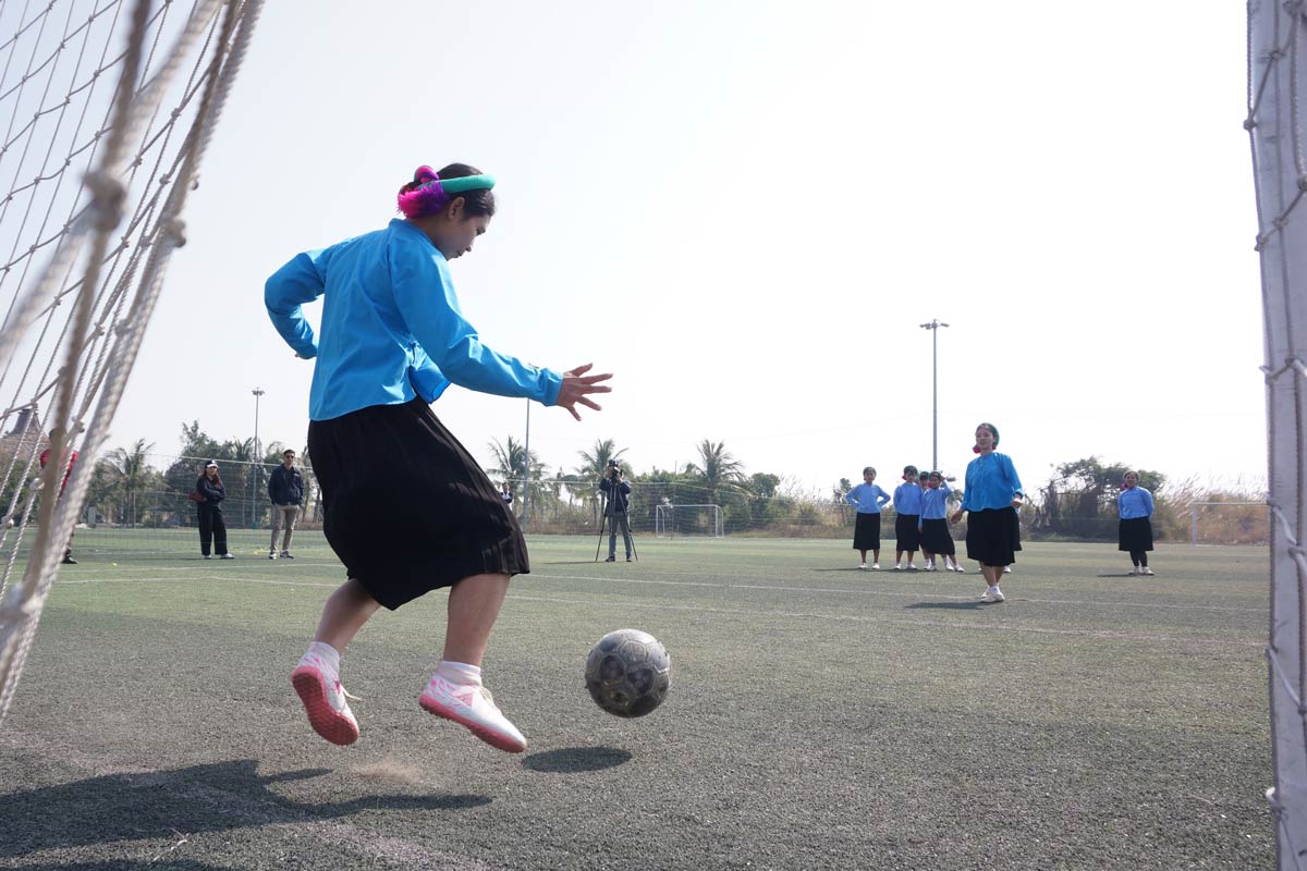 Female goalkeeper of San Chi ethnic group (Binh Lieu district) before the penalty shootout. Photo: Doan Hung