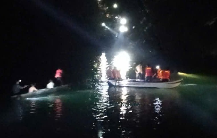 Authorities and people search for the deceased mother and child. Photo: Huyen Huong