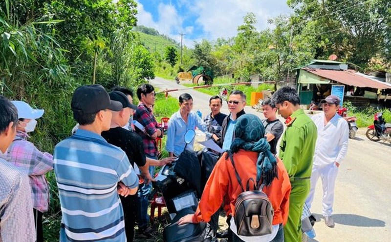 Workers at Bao Loc Waste Treatment Plant gathered at the factory gate to demand their wages. Photo: Lam Duc