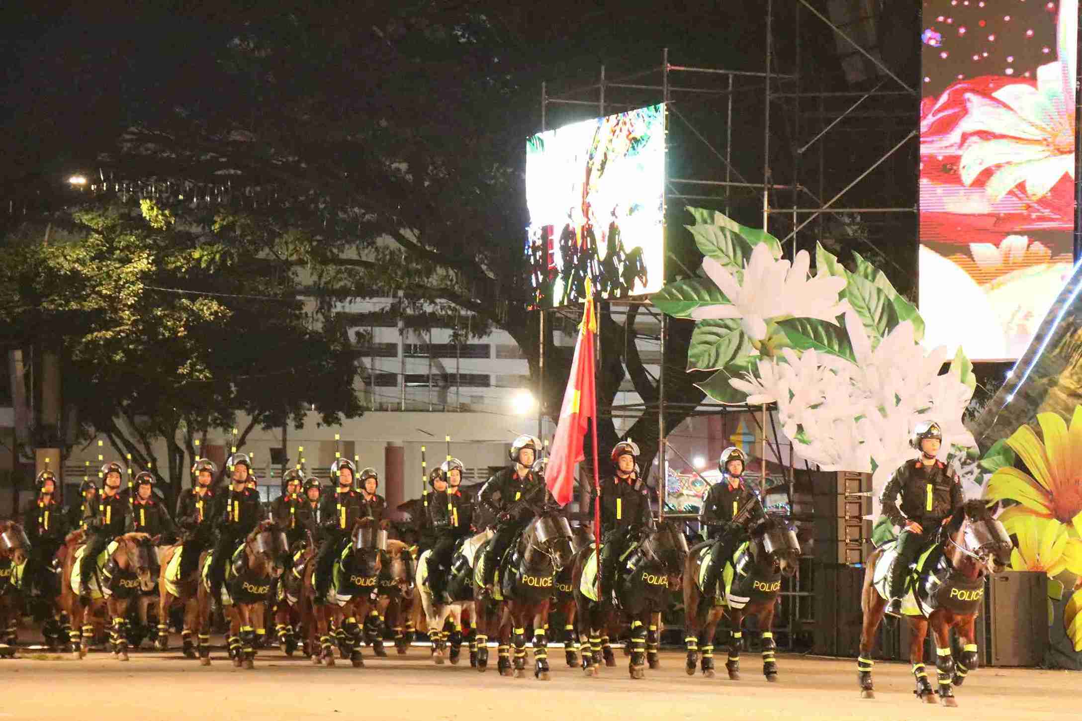 The Mobile Police Cavalry Force (under the Mobile Police Command, Ministry of Public Security) controls horses at 10/3 Square in the center of Buon Ma Thuot City, Dak Lak Province. Photo: Bao Trung