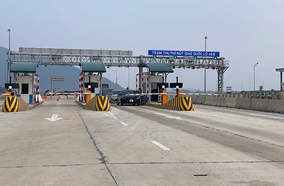 Cars pass through the Dien Chau - Bai Vot expressway toll station in Hung Tay commune (Hung Nguyen, Nghe An) on the morning of January 5. Photo: Quang Dai