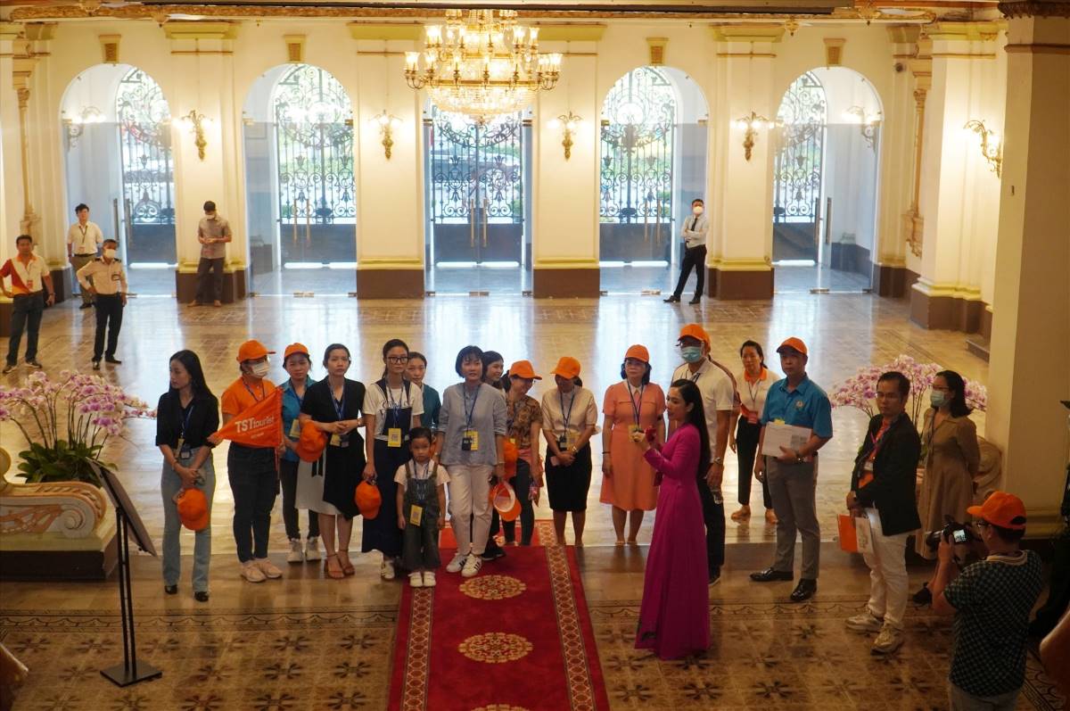 Visitors visit the headquarters of the People's Council and People's Committee of Ho Chi Minh City. Photo: Thanh Chan